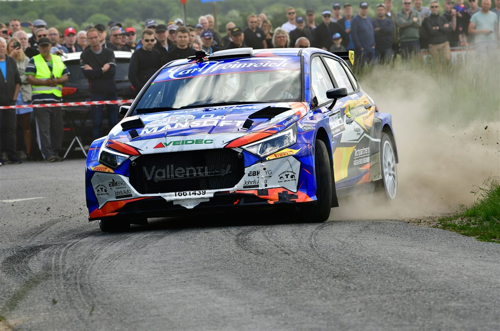 På rallyets afsluttende prøve i Tåderup kæmpede Simon Vallentin og Kenneth Madsen om at sætte tiden og score fem ekstra point, men lige fra start til mål brugte de alt, hvad der var at køre på og svæve over.
(Foto: Morten Dam)